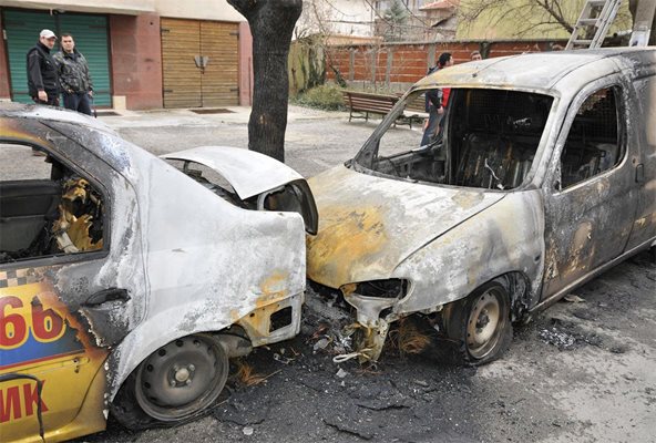 Три коли горят като едно в Хасково - снимки
