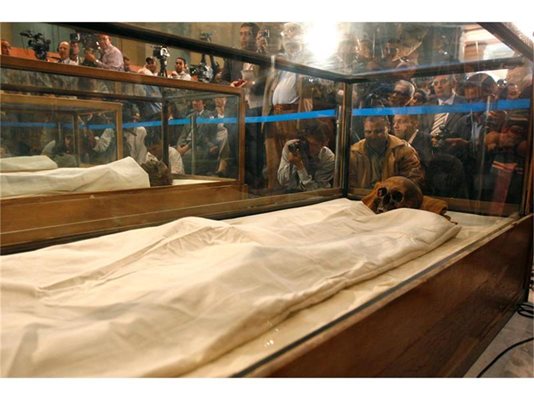 Представители на медиите се тълпят край мумиите на фараон Аменхотеп IV и съпругата му Кия, родители на Тутанкамон, които се съхраняват в Египетския музей в Кайро.
Снимка: Ройтерс