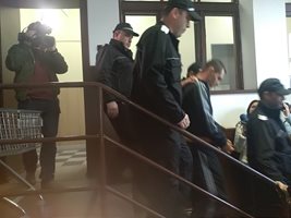 Под охрана в окръжния съд в Пловдив бе доведен 45-годишният бизнесмен Йордан Таков СНИМКИ: Анелия Перчева