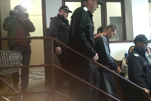 Под охрана в окръжния съд в Пловдив бе доведен 45-годишният бизнесмен Йордан Таков СНИМКИ: Анелия Перчева