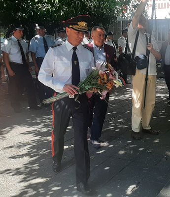 Ст.комисар Калоян Калоянов и областният управител Стойко Танков поднесоха цветя в памет на загиналите служители на МВР. Снимки: Тони Щилиянова