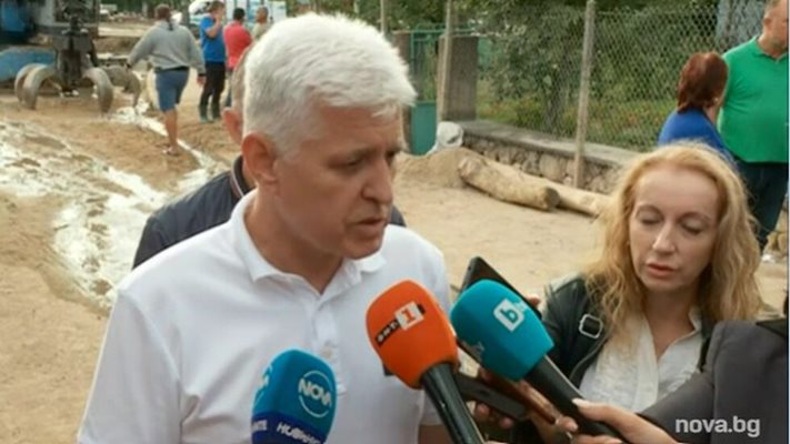 Военният министър Димитър Стоянов бе на посещение в село Слатина. Кадър и видео NOVA