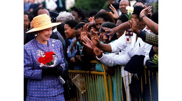 Кралица Елизабет II бе много обичана и уважавана от англичаните. СНИМКА: Ройтерс
