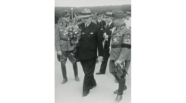 Георги Кьосеиванов, министър-председател на България (1935-1940), разговаря с Константин Хирл, глава на имперската служба по трудова повинност. Именно по време на управлението на Кьосеиванов България регистрира своя най-голям икономически ръст.