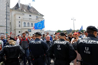 Хиляди се събраха за протест в центъра на Виена с искане да бъдат проведени нови избори  СНИМКИ: Ройтерс