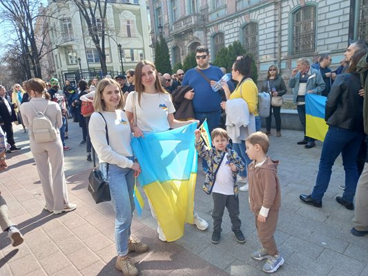 Сестрите Дария (вляво) и Марина настояха за спиране на войната в Украйна.