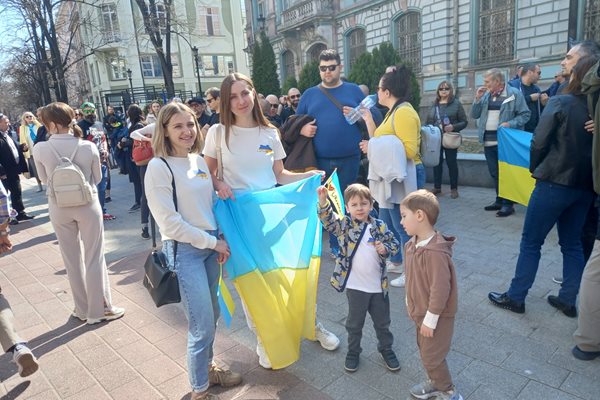 Сестрите Дария (вляво) и Марина настояха за спиране на войната в Украйна.