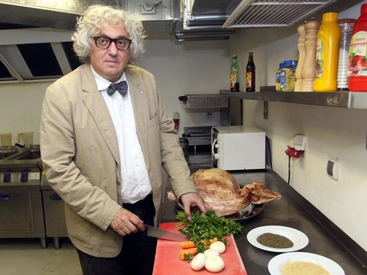 Медийният експерт Георги Лозанов не се разделя с папийонката дори когато готви гергьовско агне.