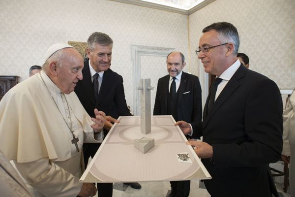 Папа Франциск получи като подарък от Хасан Азис макет на монумента, който ще се издигне в Кърджали. СНИМКА: ВАТИКАНА