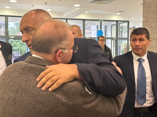  На влизане в залата Борисов поздрави депутата Радомир Чолаков, който през днешния ден е и рогжденик. 