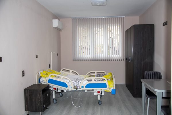 Заведението разполага и с болнични легла.