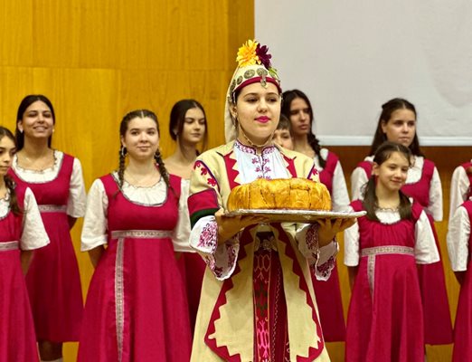 В програмата взеха участие над десет танцови и музикални състава от Русе и региона Снимка: Пресцентър на Община Русе