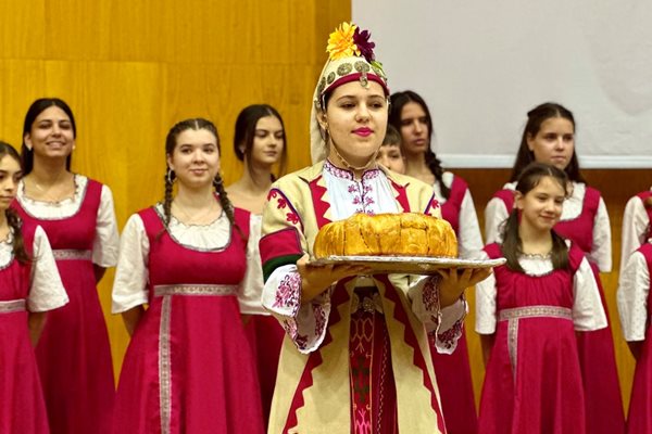 В програмата взеха участие над десет танцови и музикални състава от Русе и региона Снимка: Пресцентър на Община Русе