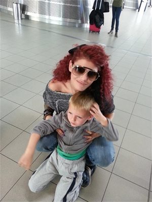 Певицата със сина си Леон на летището в София
