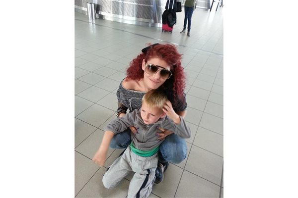 Певицата със сина си Леон на летището в София