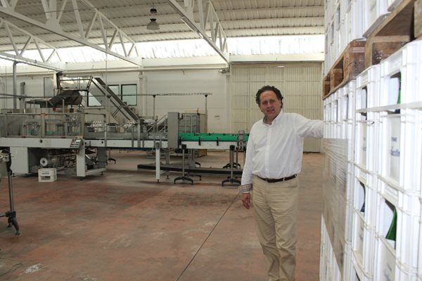 Манчини във фабриката си на минералната вода "Сан Фаустино"