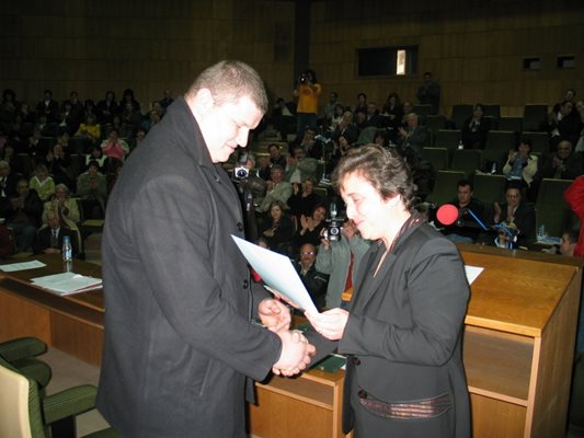 Кметът на Смолян Дора Янкова връчва премия на световния шампион Величко Чолаков.