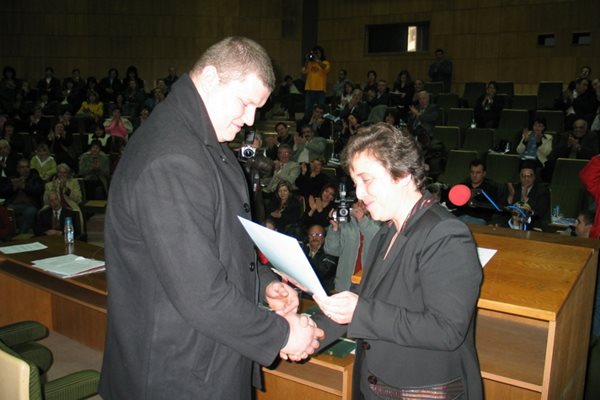 Кметът на Смолян Дора Янкова връчва премия на световния шампион Величко Чолаков.