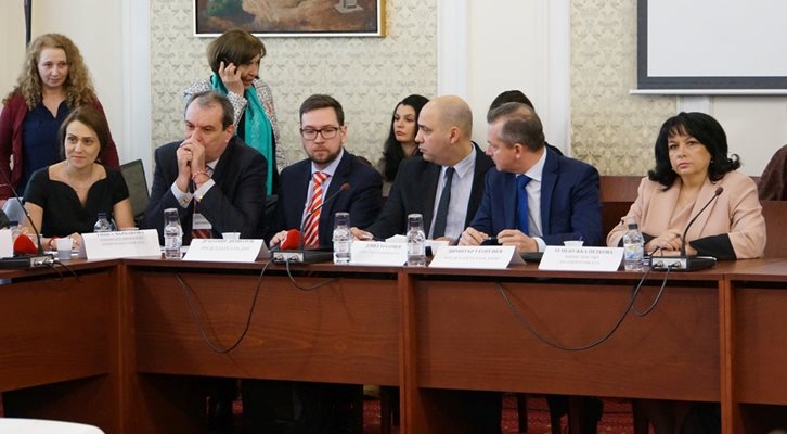 Шефът на ДАНС Димитър Георгиев (крайният вдясно) даде подробности по сделката за активите на ЧЕЗ.