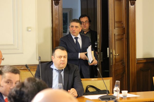 Председателят на парламентарната правна комисия Данаил Кирилов не отстъпва за преференциите.