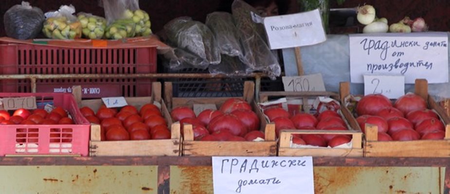 Пазарите в Труд и Граф Игнатиево преливаха от стока, преди да бъдат затворени