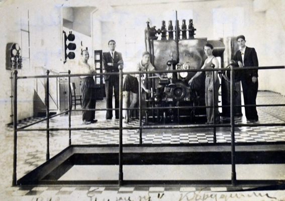 Работници обслужващи парната турбина на дружеството през 1942 година.