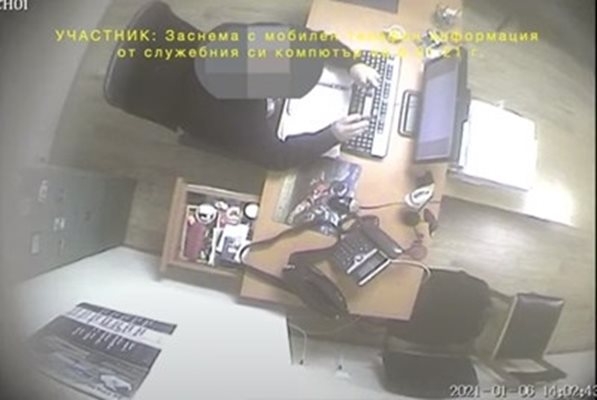 Военен разузнавач в България брои пари в служебен кабинет.