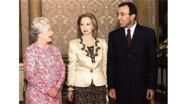 Кралица Елизабет II с бившия български президент Петър Стоянов СНИМКА: Архив