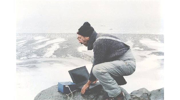 Бойко Рангелов инсталира първата българска сеизмологична станция на Антарктида.

