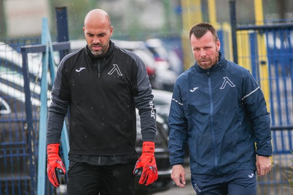 Топузаков (вдясно) ще води "Левски" до намирането на нов треньор
