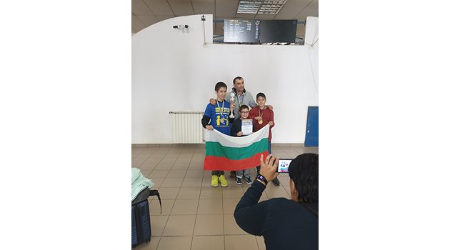 Калоян се гордее най-много с медалите си от международни състезания.
СНИМКА: ЛИЧЕН АРХИВ