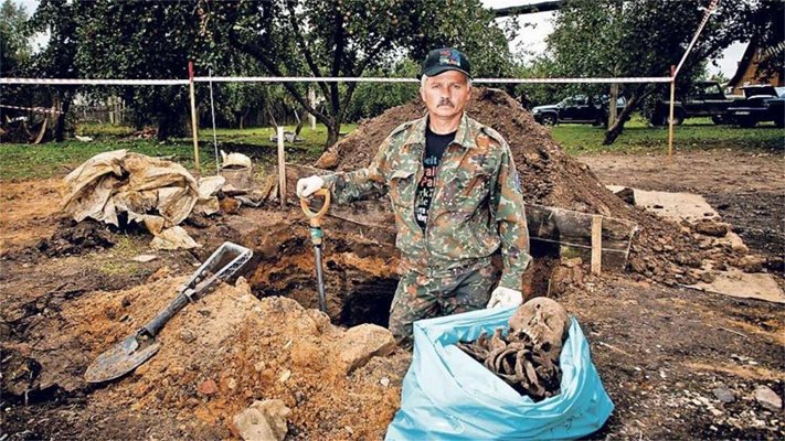 Вячеслав от 4 години вади тленни останки на германци
