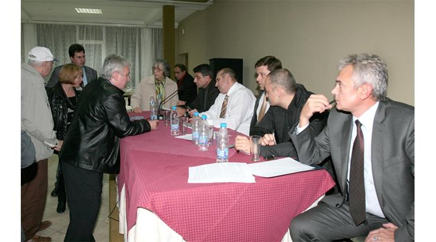 
ВОЙНА: Депутатите Аспарух Стаменов, Тодор Димитров и Христо Христов (отляво надясно) опитваха да озаптят съпартийците си с призива на Борисов, че най-големият противник на ГЕРБ е самият ГЕРБ. 





