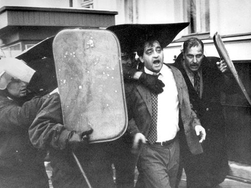 На 10 януари 1997 г. полицаи пазят с щитовете си вътрешния министър Николай Добрев, придружаван от директора на СДВР Красимир Петров.
Сн. Иван Захариев