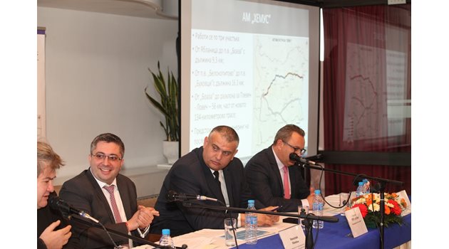 Николай Нанков, Георги Терзийски и Стоян Беличев (от ляво на дясно) представиха проекта за магистралата.