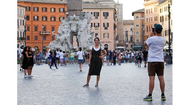 Вече не може да похапваш на крак на площад "Навона" в Рим.