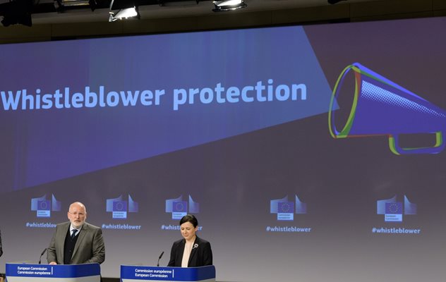 Франс Тимерманс и Вера Йоурова представиха предложението за директива през 2018 г.