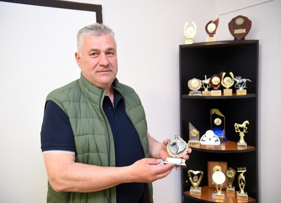 Кметът Георги Младенов с трофеи от Тодоровден