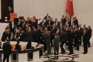 Турски депутат е откаран в болница след сбиване в парламента (Видео)