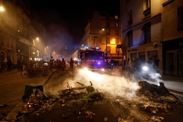 Протестиращи подпалиха контейнери за смет във френската столица Париж СНИМКИ: Ройтерс