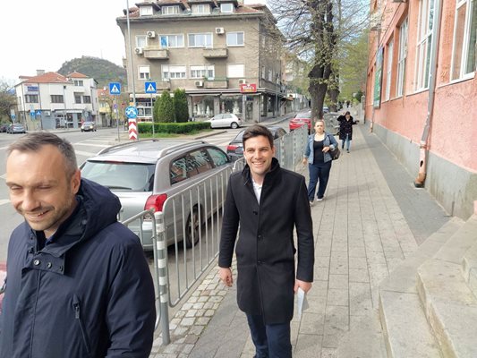 Минчев пристигна 20 минути по-рано преди обявения от неговия екип час за гласуване.