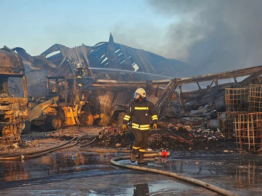 Пожарникари тази сутрин продължаваха да обливат тлеещите огнища.