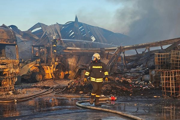 Пожарникари тази сутрин продължаваха да обливат тлеещите огнища.