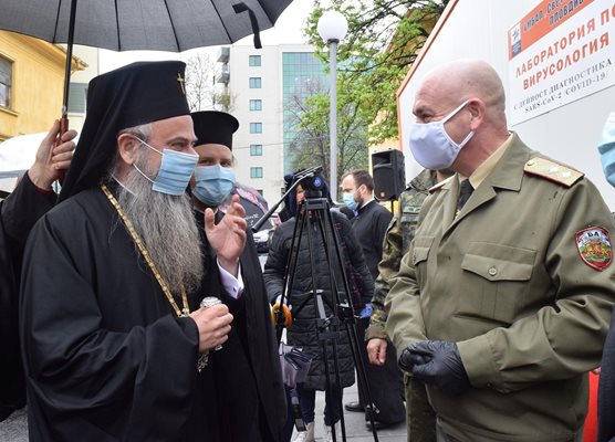 Владиката Николай обмени мисли с генерала. 