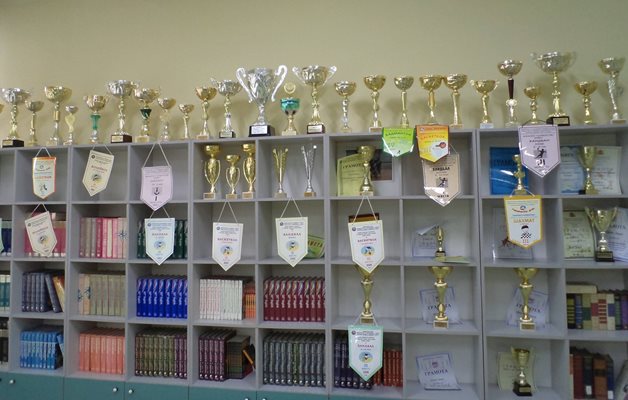 Училището се гордее с огромния брой купи и отличия на своите ученици. 