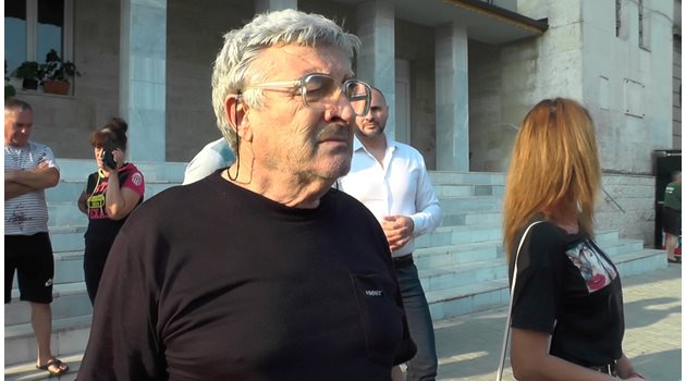 Кадри: Нова ТВ. Пребитият Иван Атанасов на протеста пред
кметството в Галиче