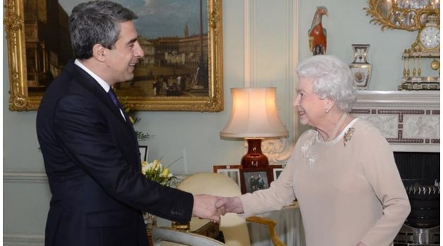 Кралица Елизабет II с бившия български президент Росен Плевнелиев СНИМКА: Архив