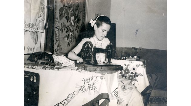 Макар че в началото й забранявали, Върбинка се научила да шие на машина още от малка.
Снимка: РИМ в Търговище