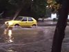 Виж как порои заливат улиците на Варна (видео)