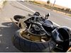 Моторист е с опасност за живота - блъсна се и прелетя над кола в Русе